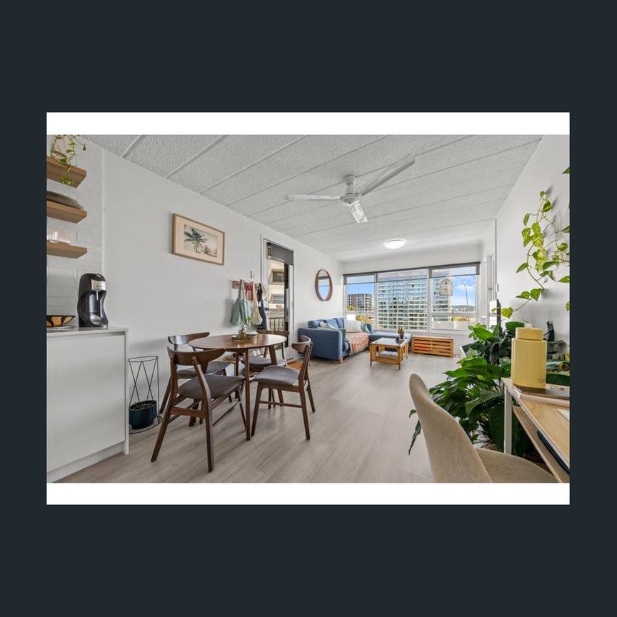 Stylish Coastal Apartment with Balcony & Furnished Comfort - Photo 1