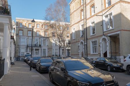 BILLS INCLUDED - Studio to rent in the heart of Kensington, London W8 - Photo 4