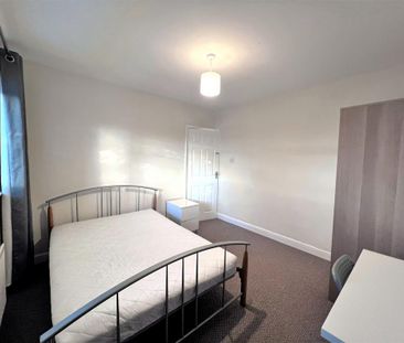 4 bedroom semi-detached house to rent - Photo 5