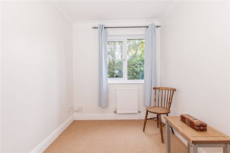 This two bedroom ground floor apartment is located less than a mile from Oxford Parkway. This property is offered furnished, available from 05.01.2026. - Photo 4