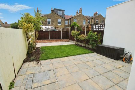 3 bedroom House To Let Total Size: 1194 SQ FT - Photo 3