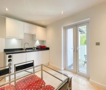 3 bedroom flat to rent - Photo 6