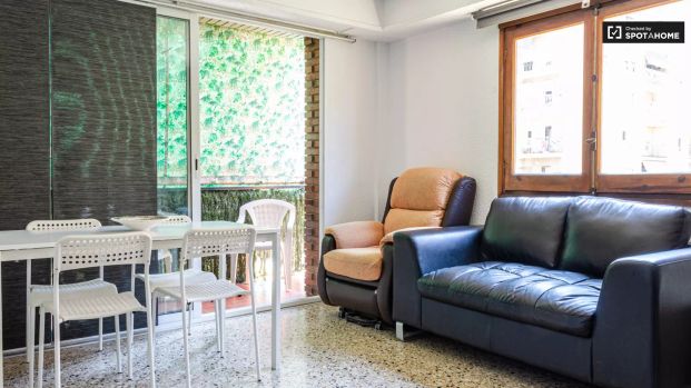 Double bed in Room in a shared 4-bedroom apartment for rent in Aiora, perfect for students. - Photo 1
