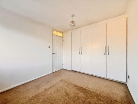 Bradleigh Avenue, Grays, RM17 - Photo 3