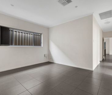 Spacious 3 Bedroom Home! - Photo 2