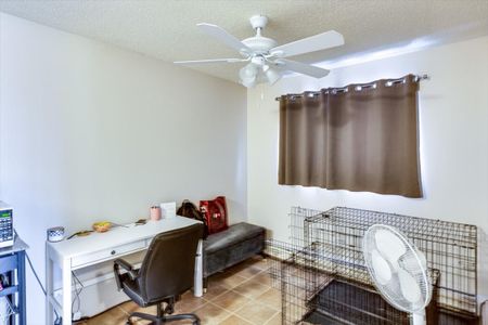 Charming 3 Bed 1 Bath 4-Plex!!! - Photo 4