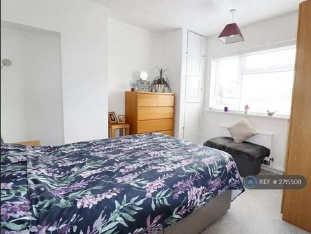 3 bedroom semi-detached house to rent - Photo 5