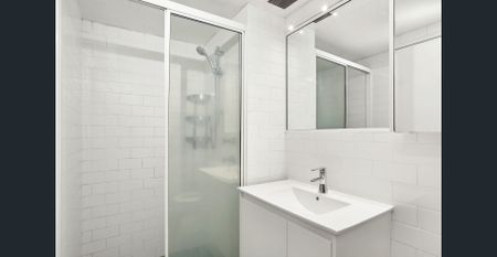 Studio apartment with secured parking space in Surry Hills. - Photo 3