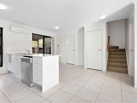 3 BED 2 BATH 2 CAR TOWNHOUSE, ULTRA HIGH SPEED INTERNET - Photo 5