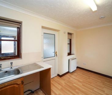 2 bedroom semi-detached house to rent - Photo 4