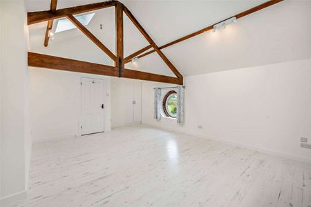 High specification gated 5 bed/5 bath barn conversion in idyllic setting between Hale and Wilmslow - Photo 3