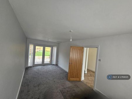 4 bedroom semi-detached house to rent - Photo 2