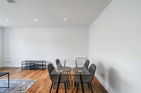 A newly refurbished two bedroom apartment in a convenient City location - Photo 4