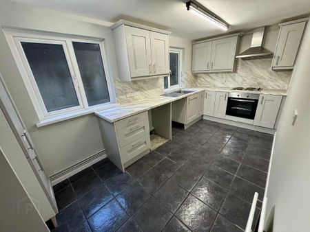 32 Lower Waterloo Road, Larne, BT40 1NP - Photo 4