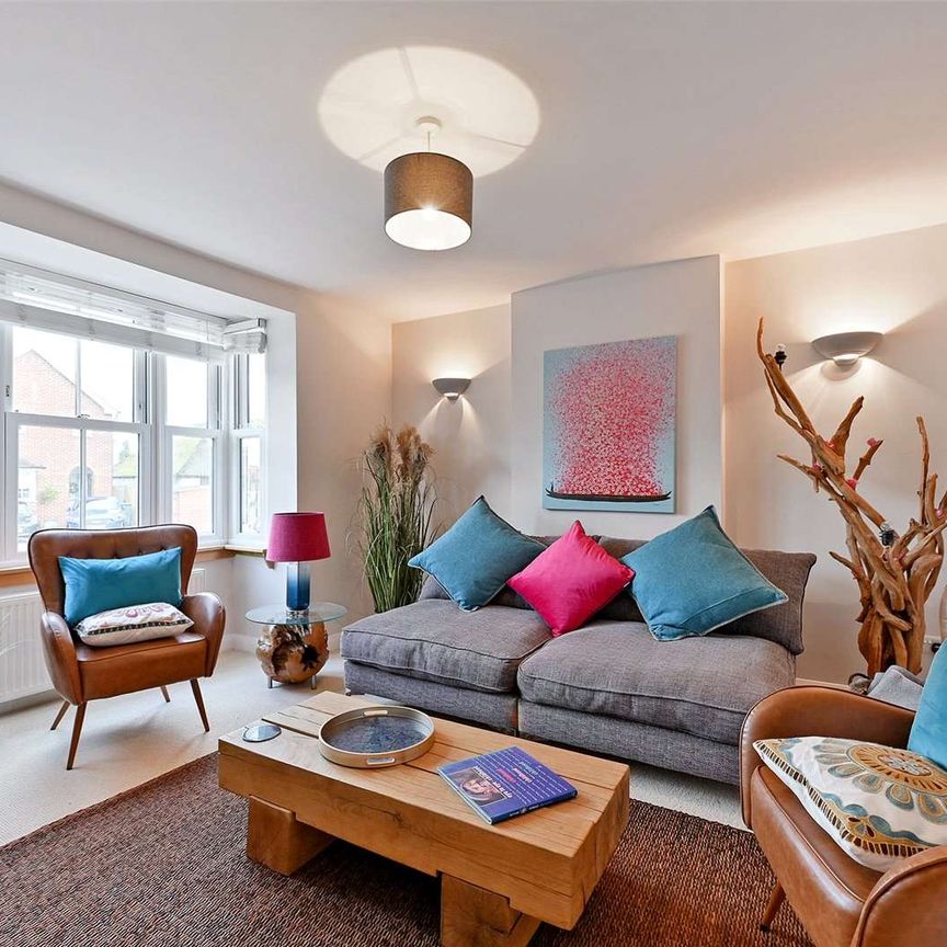 SHORT TERM - Updated four-bedroom period home situated in the heart of Cookham just 0.4 miles from the station. - Photo 1