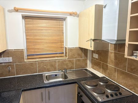 Studio Flat, Brook Road, M14 - Photo 4
