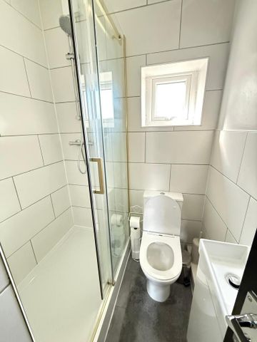 1 bedroom in a house share to rent - Photo 5