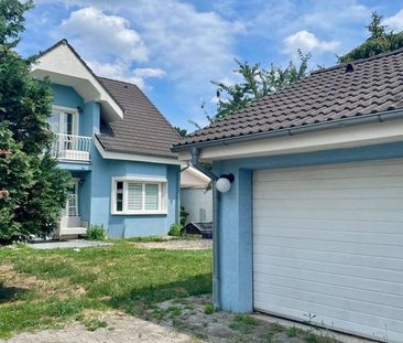 BA. V Jarovce - s krbom, saunou a dvojgarážou - Fotografia 2