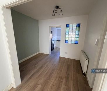 3 bedroom end of terrace house to rent - Photo 1