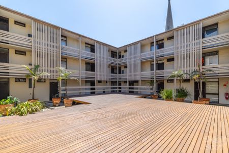 SLICK STUDIO APARTMENT! - Photo 4