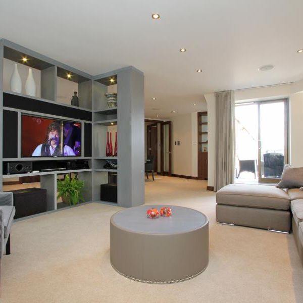 Tarnbrook Court, Holbein Place, Chelsea, London SW3 - Photo 1