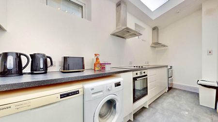 1 bedroom in a house share to rent - Photo 3