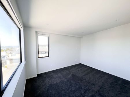 Stylish 4 Bedroom with Study Home in Prime Hillsborough Location - Photo 5