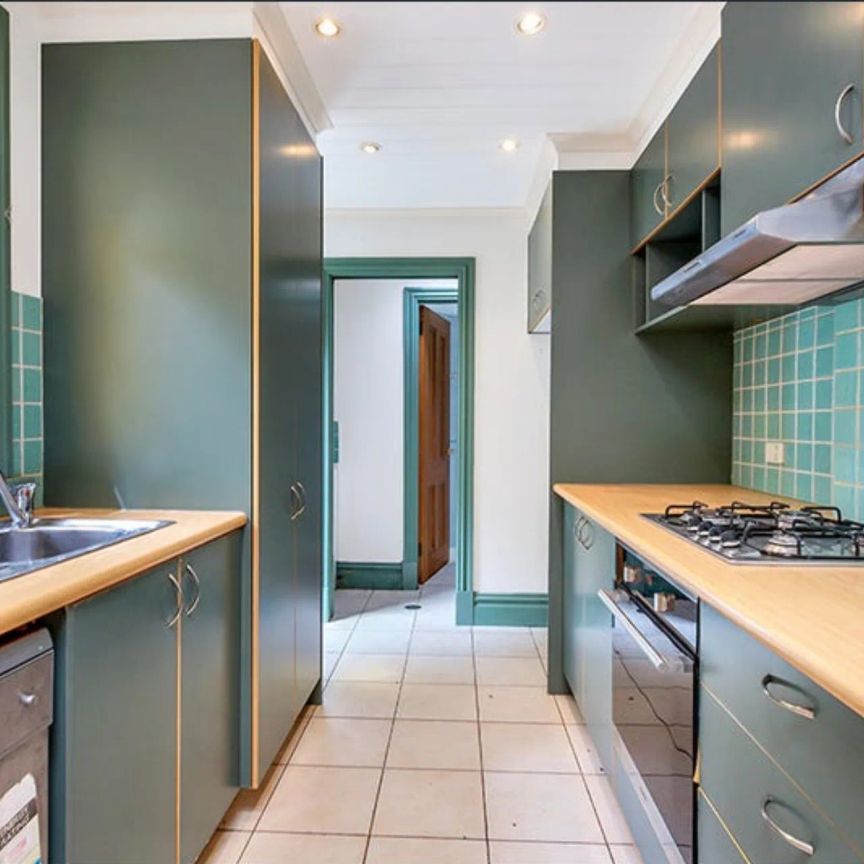 free-standing house with two bedrooms and an additional single bedroom/study - Photo 1