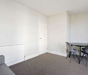 A good size one bedroom in a red brick mansion block. - Photo 5