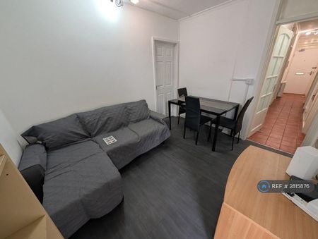 1 bedroom in a flat share to rent - Photo 3
