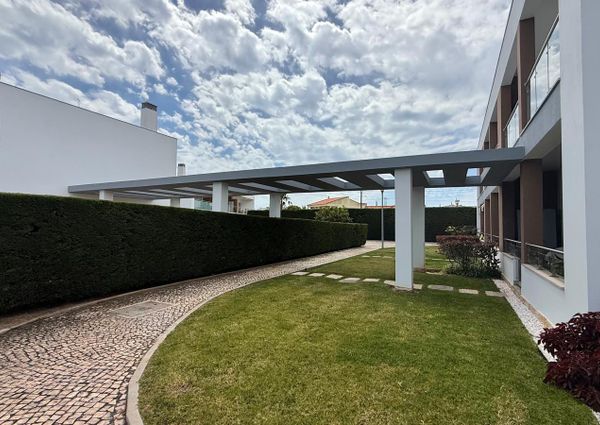 Apartamento T2 bem localizado em condomínio com piscina e garagem privada.