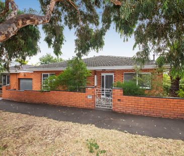 TWO BEDROOM VILLA UNIT WITH PRIVATE GARDEN AND LOCK UP GARAGE - Photo 6