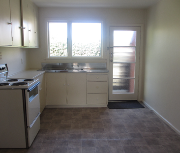 Sunny two-bedroom unit in Merivale - Photo 3