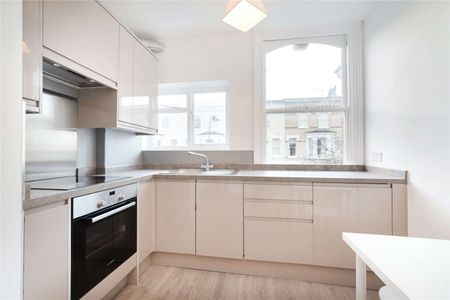 Charming first and second floor maisonette featuring two double bedrooms and an eat-in kitchen/reception room. It is conveniently located just off the Fulham Road. - Photo 3