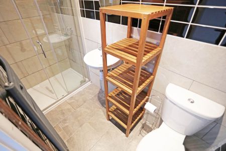 Price £1,950 pcm - Available Now - Part Furnished - Photo 5