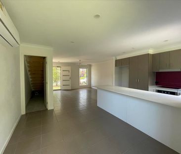 Stylish Townhouse in Coomera – Contemporary Living in a Prime Location - Photo 1