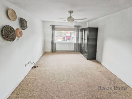 4 bedroom semi-detached house to rent - Photo 3