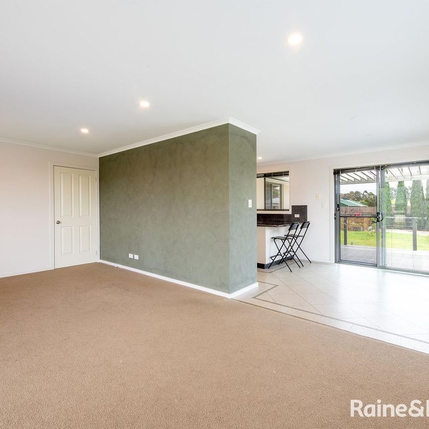 Neat as a Pin, Family Home in Margate! - Photo 1