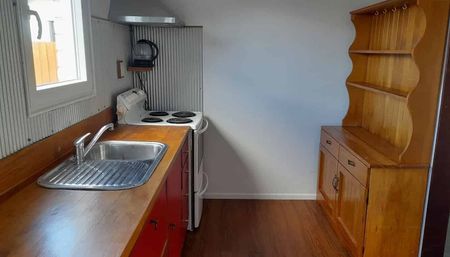 Sunny 2 bedroom, small garden, with BBQ area - Photo 2