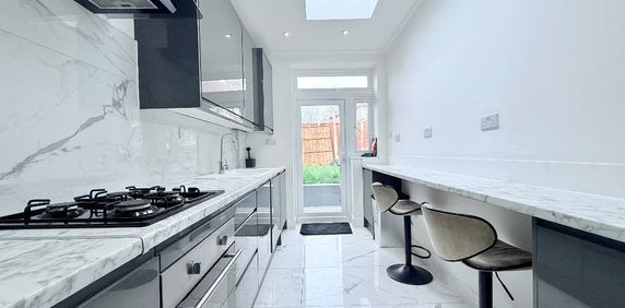 Westway, East Acton, London, W12 0SD - Photo 2