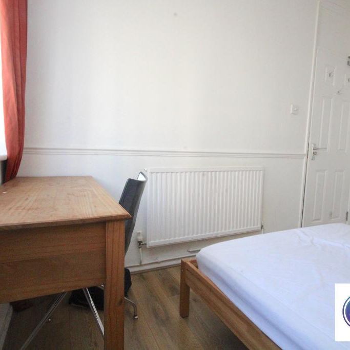 1 Bedroom Room in Flat Share To Rent - Photo 1