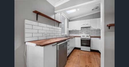 MODERN THREE BEDROOM HOME - CONVENIENT LOCATION - Photo 4