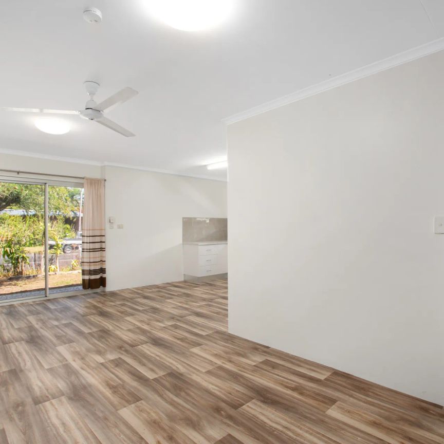 Freshly updated half-duplex with large yard. - Photo 1