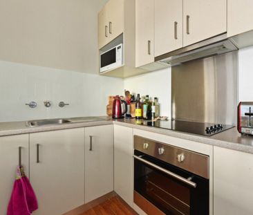 Central Apartment with Parking! - Photo 6