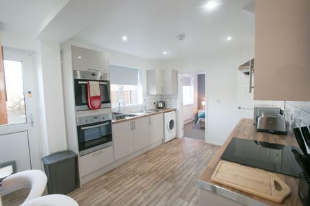 1 bedroom in a house share to rent - Photo 2