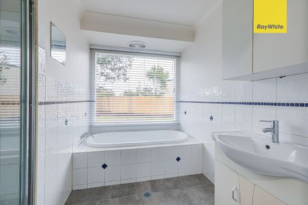 Spacious Dual-Living 6 Bedroom Family Home! - Photo 4