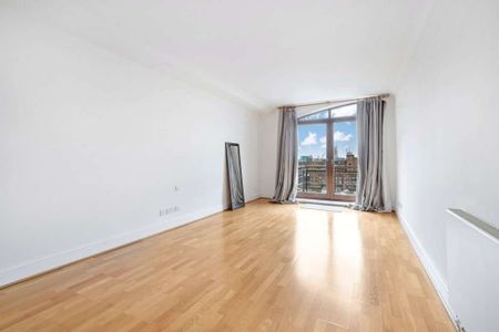Bright and spacious one double bedroom apartment right in the heart of London's very own oasis; St Katharine Docks. - Photo 2