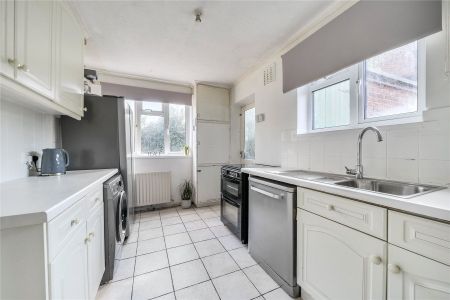 Rutherwyk Road, Chertsey - 3 bedrooms Property for lettings - Seymours - Photo 5