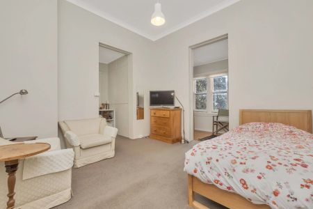 Ground floor dog friendly studio apartment with a view over Blackwattle Bay - Photo 5