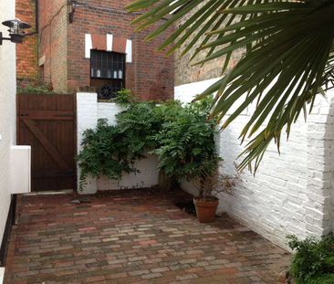 Charming two bedroom cottage with a courtyard garden located in the... - Photo 6